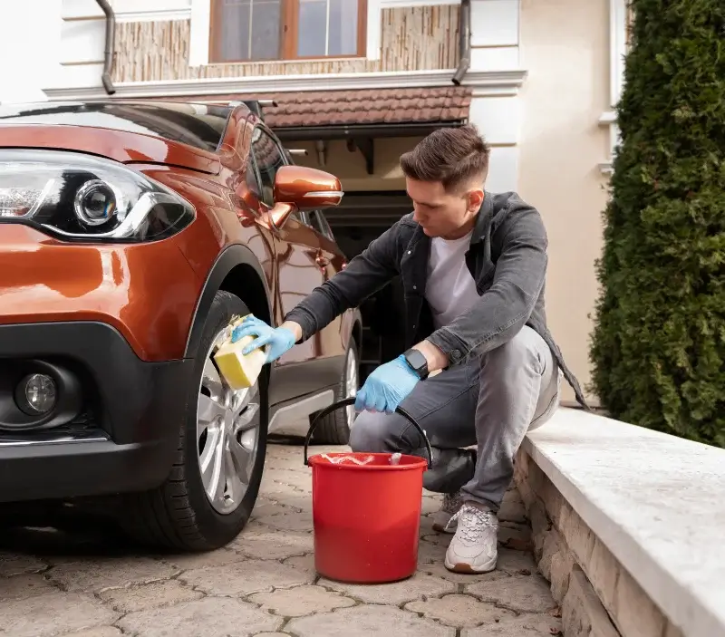 Lavage auto à domicile Lamure-sur-Azergues : professionnel intervenant sur un véhicule